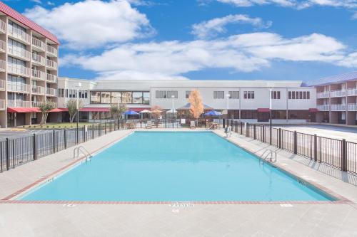 Ramada Plaza by Wyndham Fayetteville Fort Bragg Area - image 2