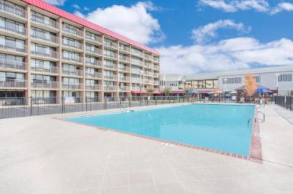 Ramada Plaza by Wyndham Fayetteville Fort Bragg Area - image 3