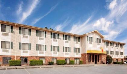 Super 8 by Wyndham Fayetteville - image 3