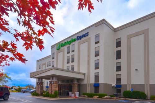 Holiday Inn Express & Suites Fayetteville University of Arkansas Area an IHG Hotel - main image