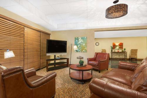 Baymont by Wyndham Fayetteville - image 2