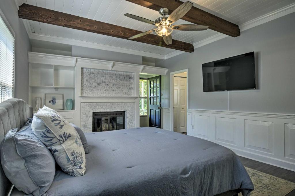 Charming Fayetteville House with Ideal Location - image 7