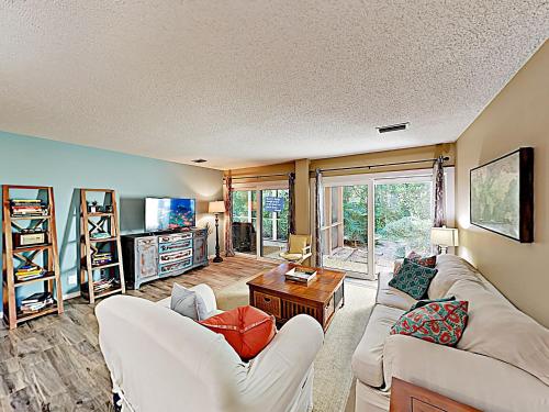 New Listing! Wooded Sanctuary On Golf Course WithPool Condo - main image
