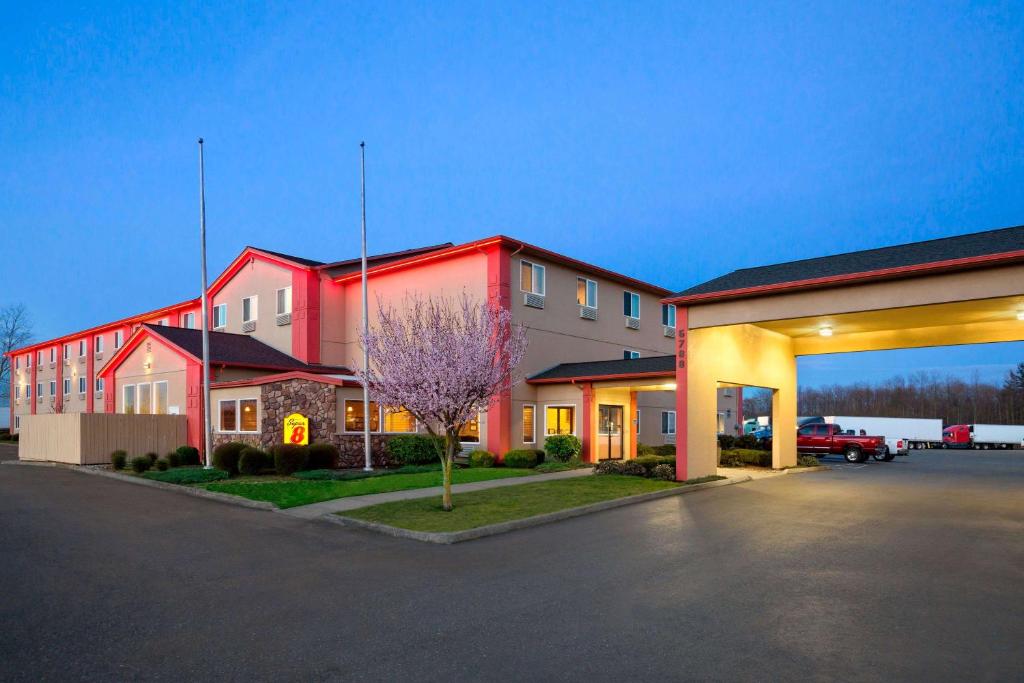 Super 8 by Wyndham Bellingham Airport/Ferndale - main image