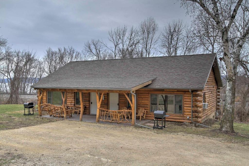 Riverfront Cabin - Treehouse Masters Stayed Here! - main image