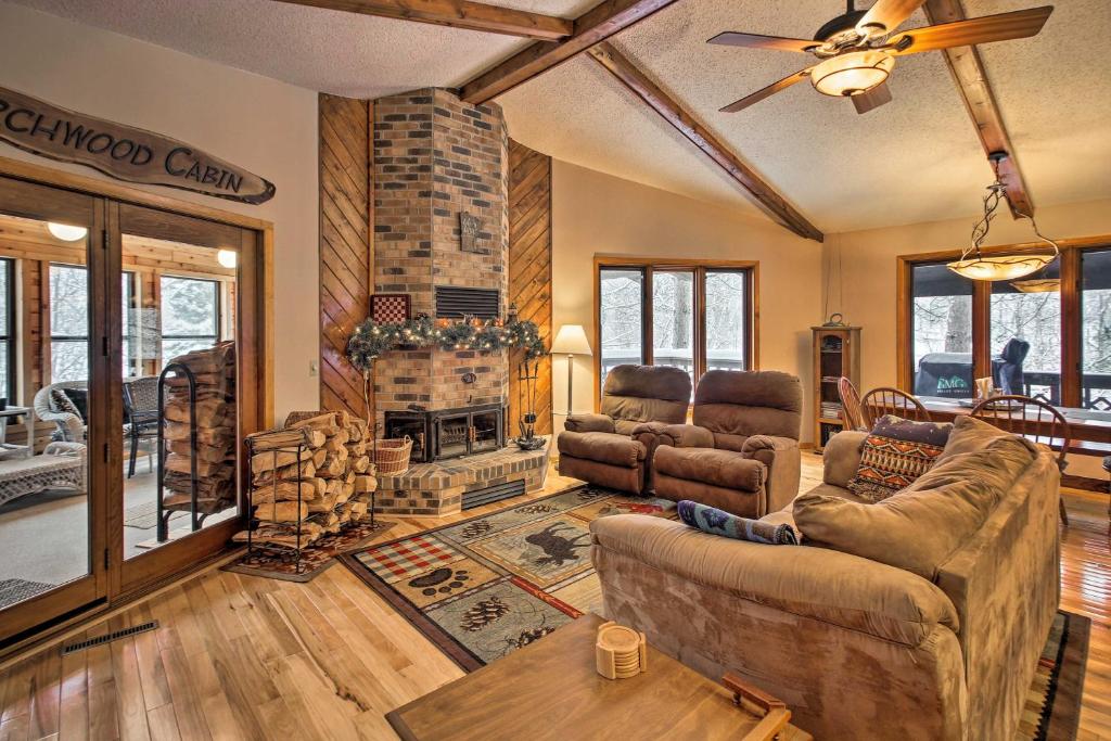 3BR and Waterfront Fifty Lakes Home with Dock and Kayaks! - image 7