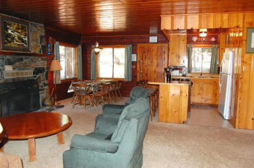 3N Lockwood Lodge - image 2