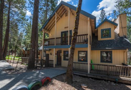 Friends Lodge - 3BR/3BA Holiday Home - image 2