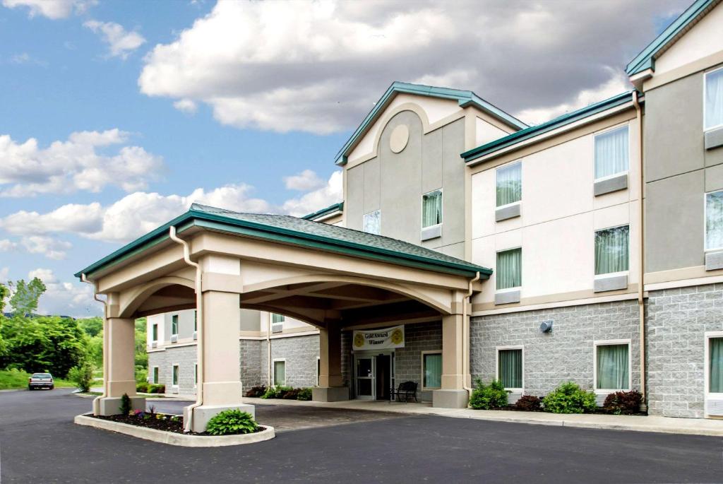 Quality Inn & Suites Fishkill South near I-84 - main image