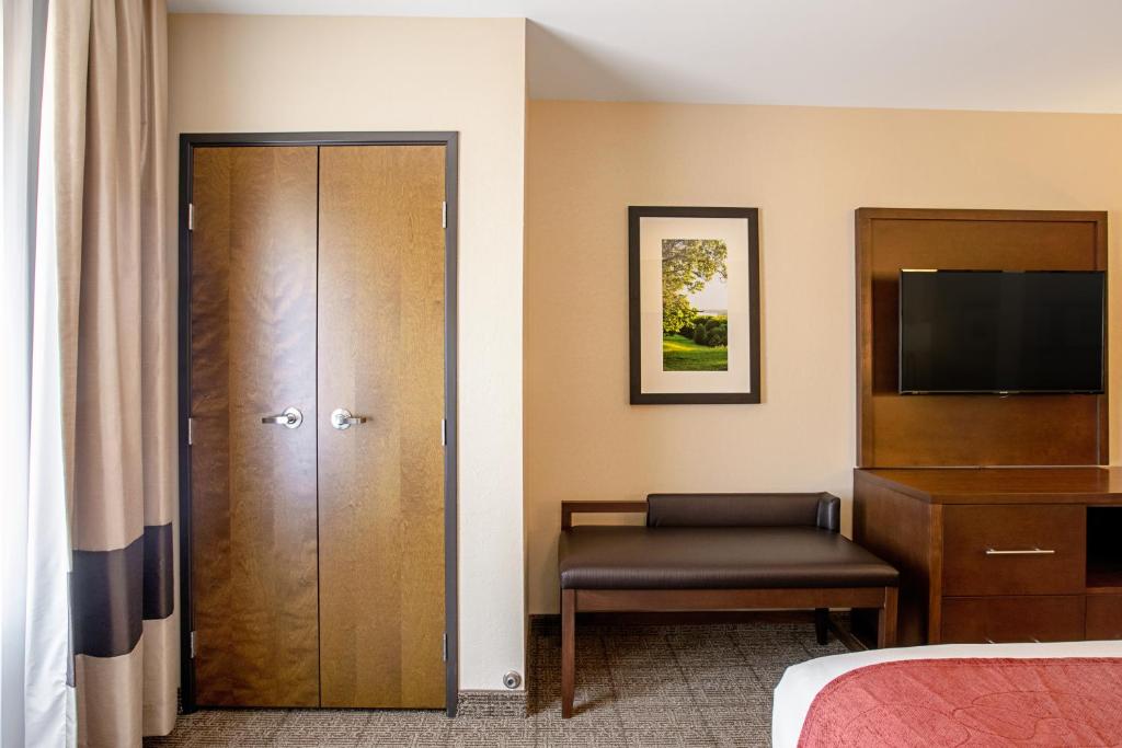 Comfort Suites Fishkill near Interstate 84 - image 4