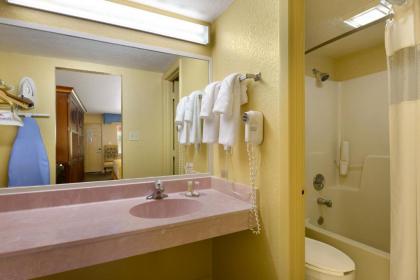 Howard Johnson by Wyndham Lake Front Park Kissimmee - image 2