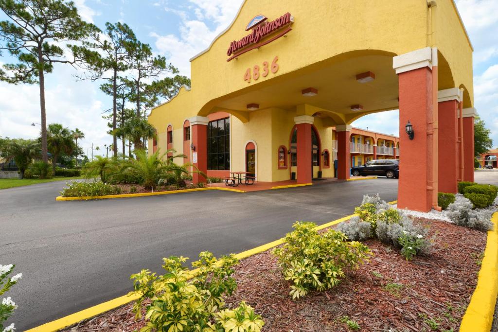 Howard Johnson by Wyndham Lake Front Park Kissimmee - image 3