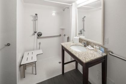 Hampton Inn & Suites Miami-Doral Dolphin Mall - image 4