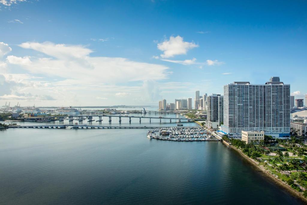 DoubleTree by Hilton Grand Hotel Biscayne Bay - image 3