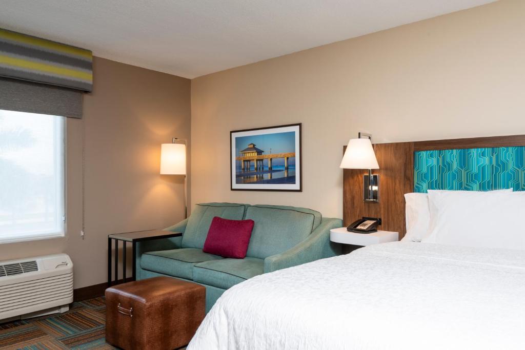 Hampton Inn & Suites Fort Myers-Colonial Boulevard - image 3