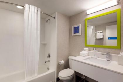 Hampton Inn & Suites Fort Lauderdale Airport - image 4