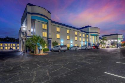 Clarion Inn & Suites Central Clearwater Beach - image 5