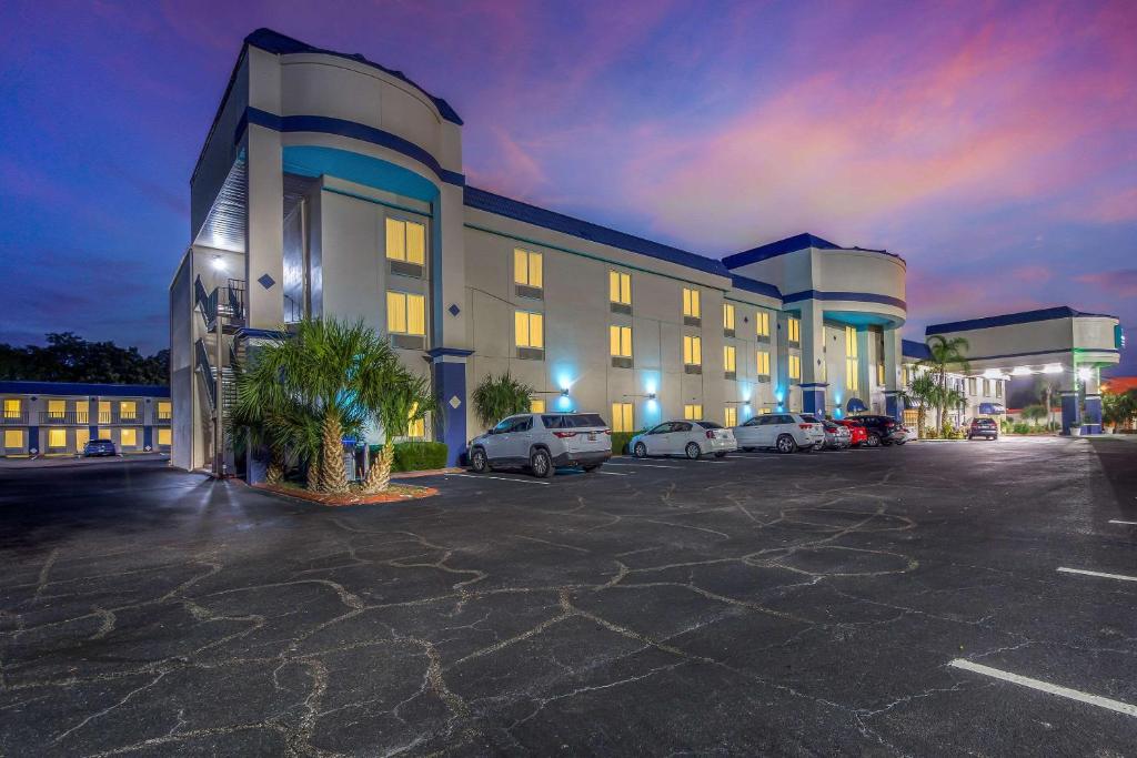 Clarion Inn & Suites Central Clearwater Beach - image 5