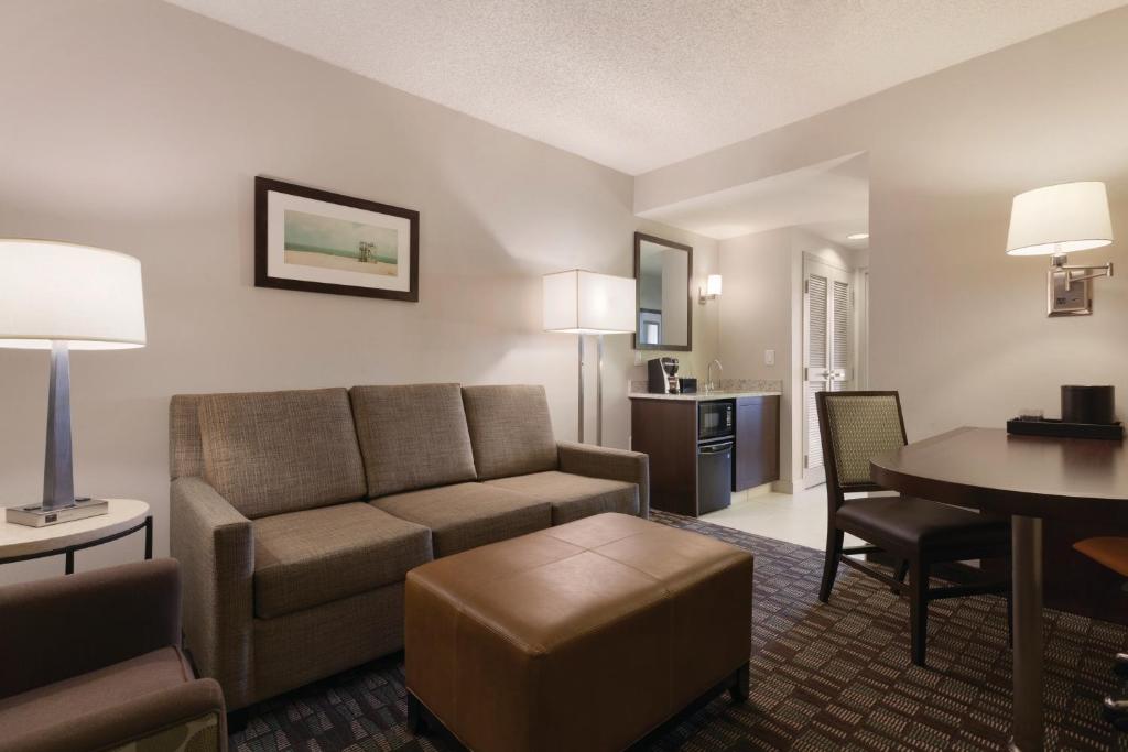 Embassy Suites by Hilton Jacksonville Baymeadows - image 3