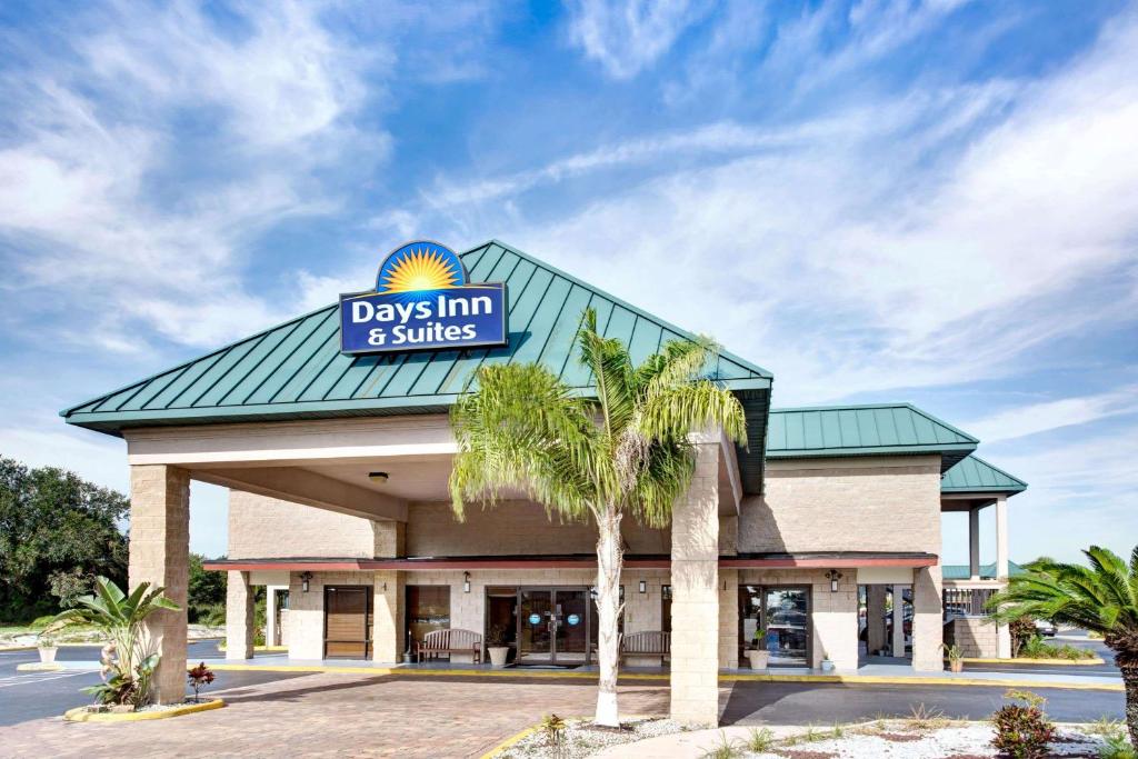 Days Inn & Suites by Wyndham Davenport - main image