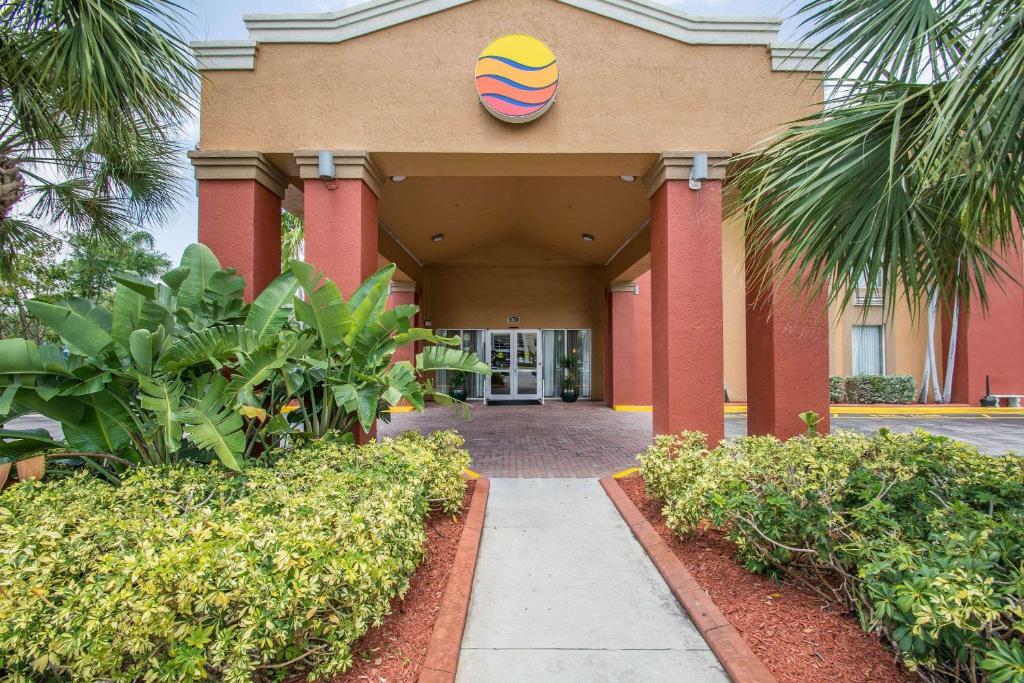 Comfort Inn & Suites Fort Lauderdale West Turnpike - main image