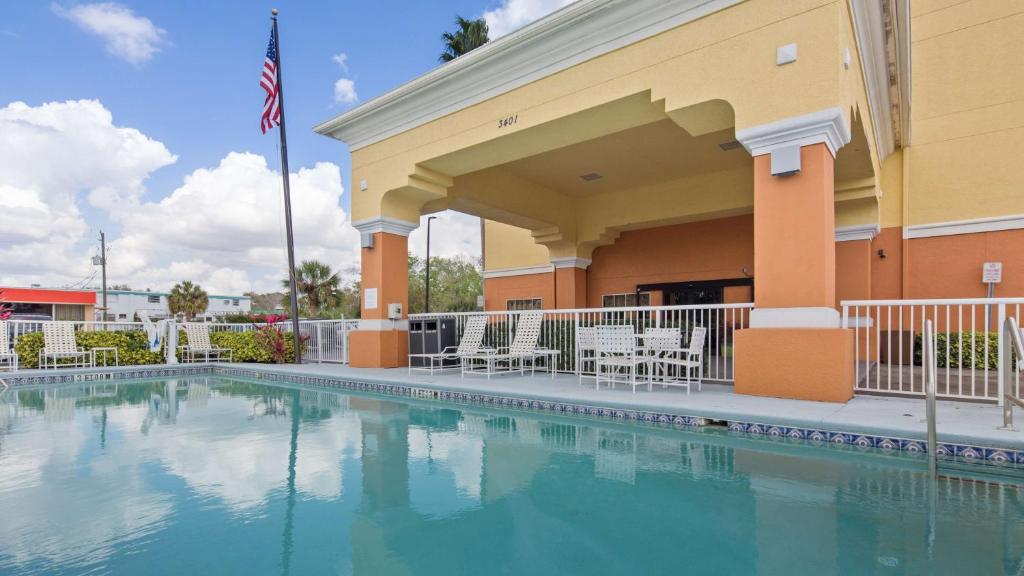 Best Western Plus Sanford Airport/Lake Mary Hotel - image 2