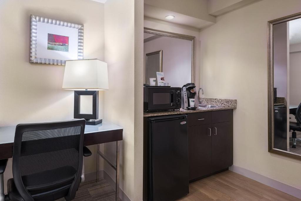 Holiday Inn Express Hotel & Suites Kendall East-Miami an IHG Hotel - image 4