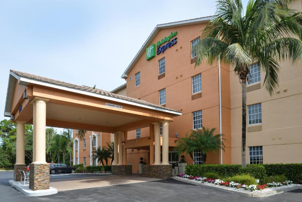 Holiday Inn Express Hotel & Suites Bonita Springs/Naples an IHG Hotel - main image