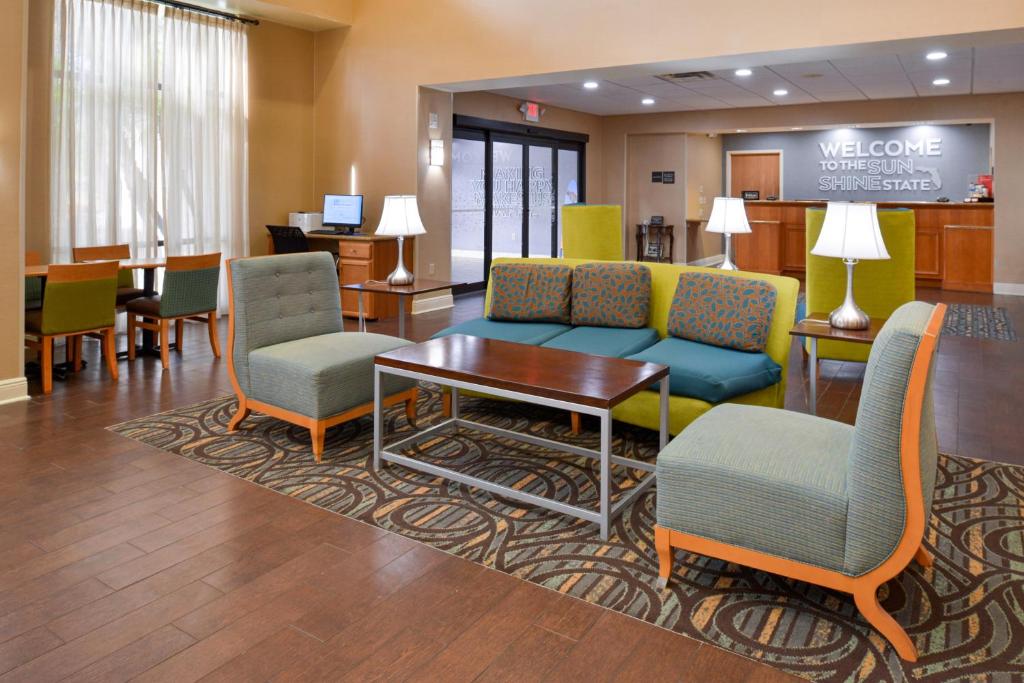 Hampton Inn & Suites Tampa-East/Casino/Fairgrounds - image 3