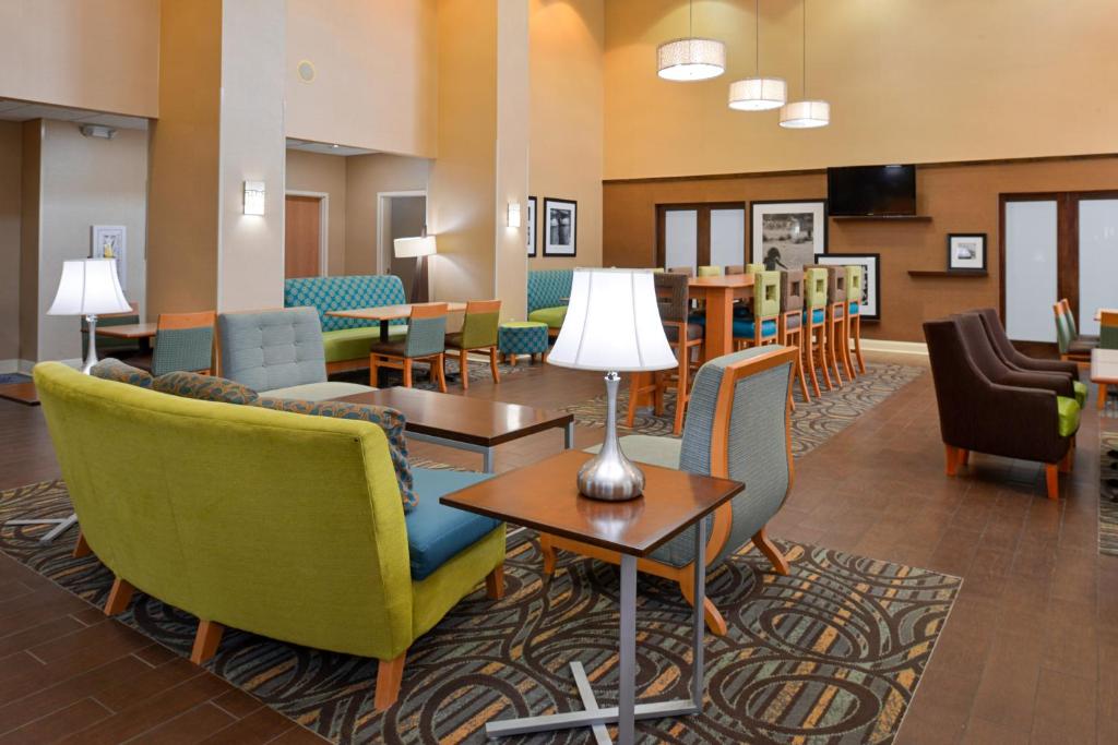 Hampton Inn & Suites Tampa-East/Casino/Fairgrounds - image 4