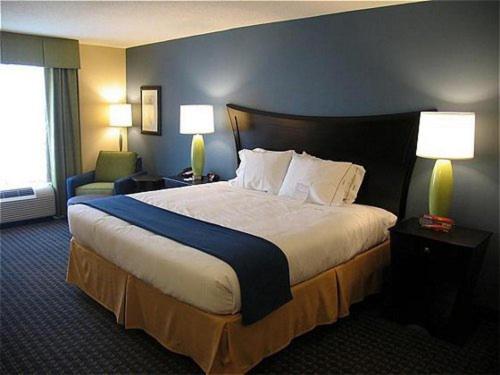 Holiday Inn Express Hotel & Suites Largo-Clearwater an IHG Hotel - image 2