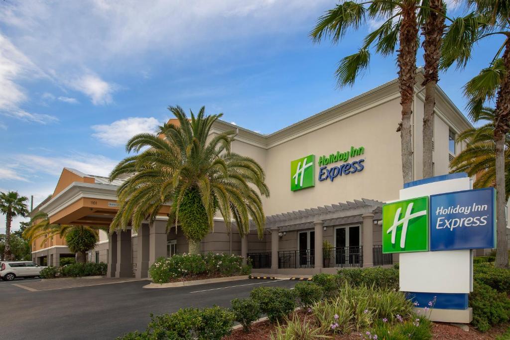 Holiday Inn Express Jacksonville Beach an IHG Hotel - main image