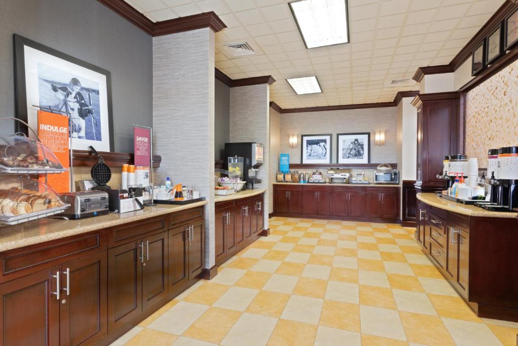 Hampton Inn & Suites Wellington - image 2