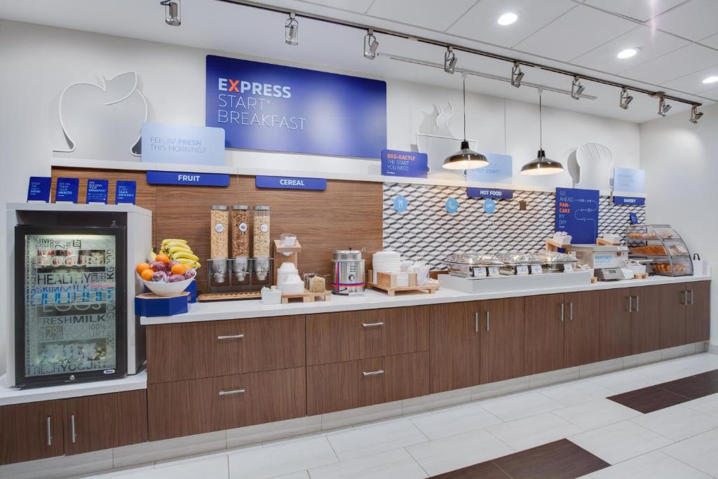 Holiday Inn Express Hotel & Suites Fort Lauderdale Airport/Cruise Port an IHG Hotel - image 4