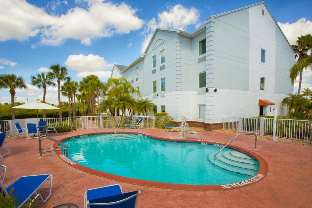 Holiday Inn Express Hotel & Suites Port Charlotte an IHG Hotel - image 2