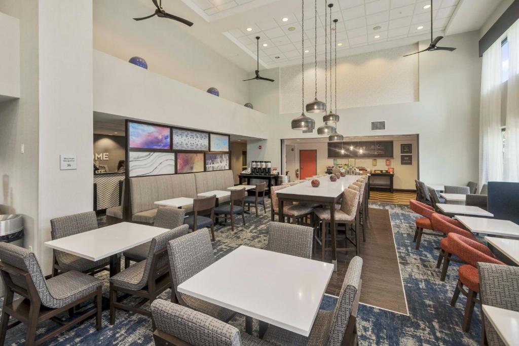 Hampton Inn & Suites Orlando-Apopka - image 5