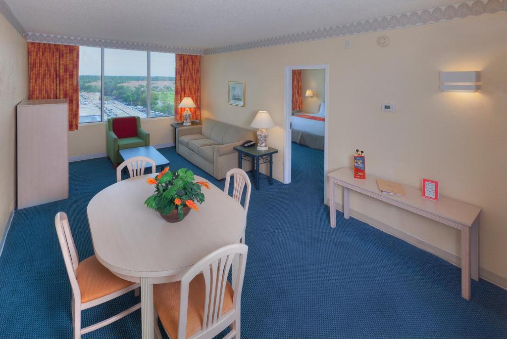 Ramada by Wyndham Kissimmee Gateway - image 5