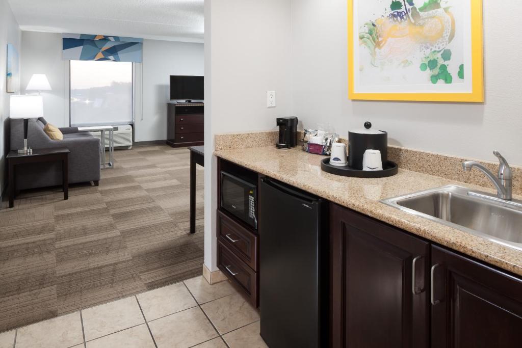 Hampton Inn & Suites Panama City Beach-Pier Park Area - image 2