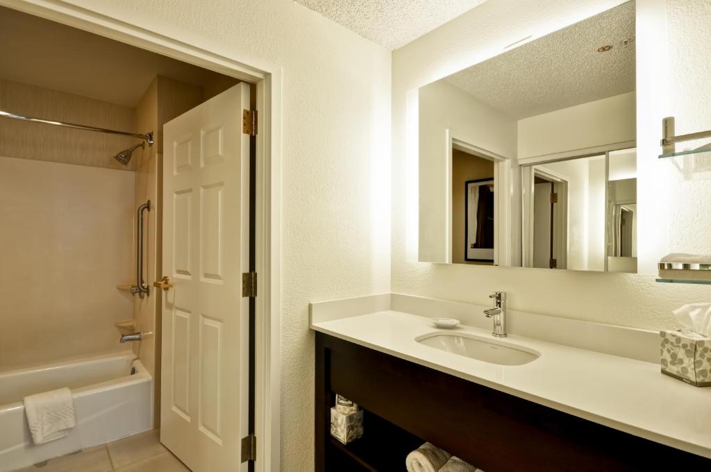 Residence Inn by Marriott Jacksonville Airport - image 4