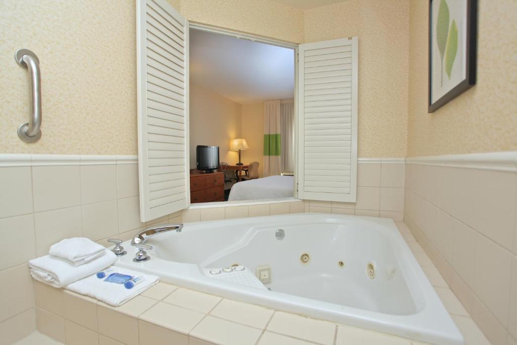 Fairfield Inn and Suites Jacksonville Beach - image 2