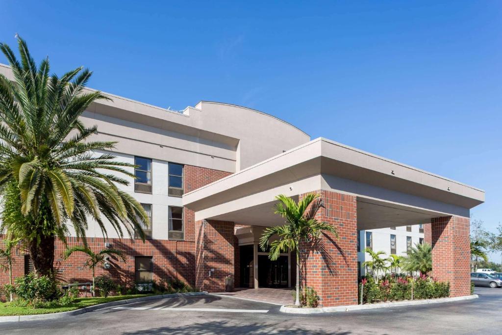 Days Inn & Suites by Wyndham Fort Myers Near JetBlue Park - main image