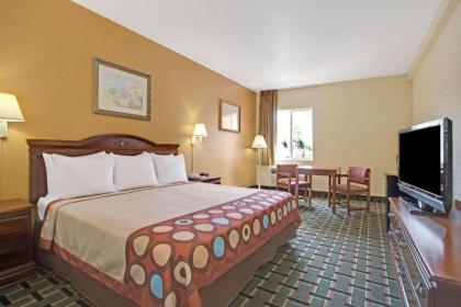 Super 8 by Wyndham Daytona Beach - image 2