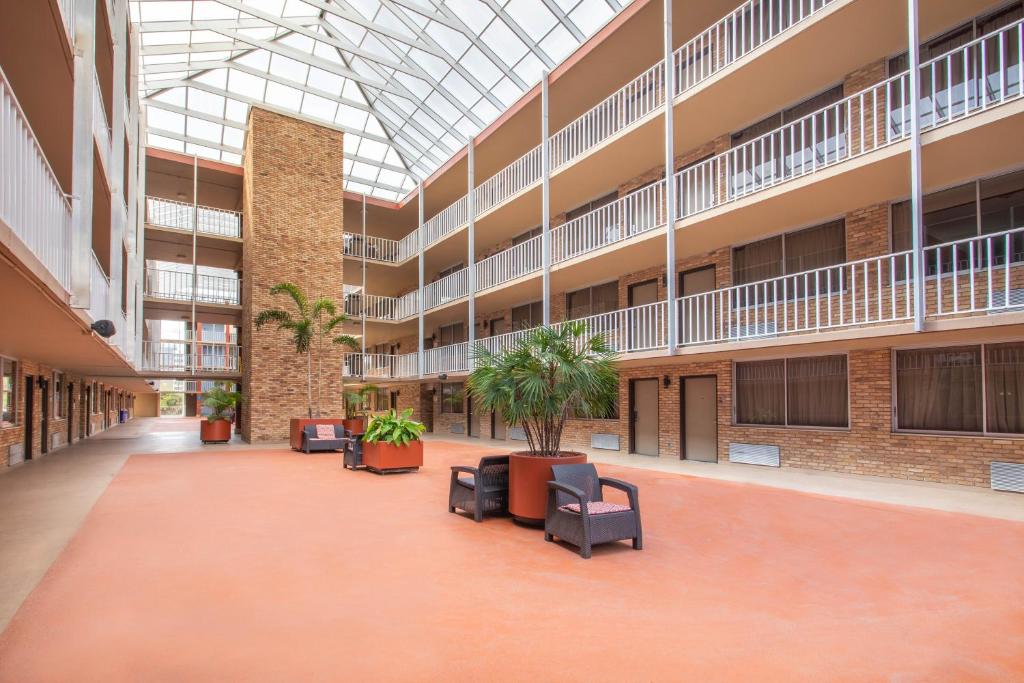 Ramada by Wyndham Tampa Airport Westshore - image 3