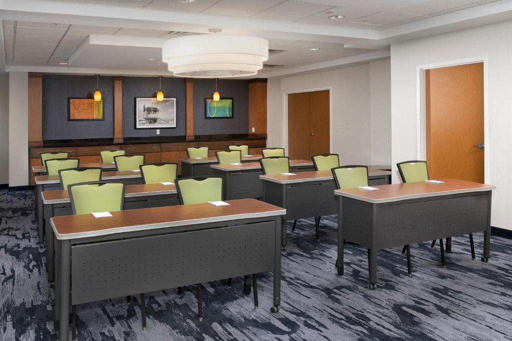 Fairfield Inn & Suites by Marriott Miami Airport South - image 5