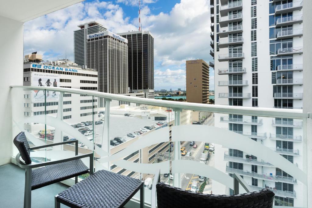 Courtyard Miami Downtown Brickell Area - image 3