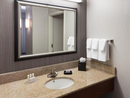 Courtyard by Marriott Miami at Dolphin Mall - image 3