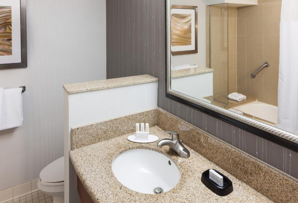 Courtyard by Marriott Miami at Dolphin Mall - image 5