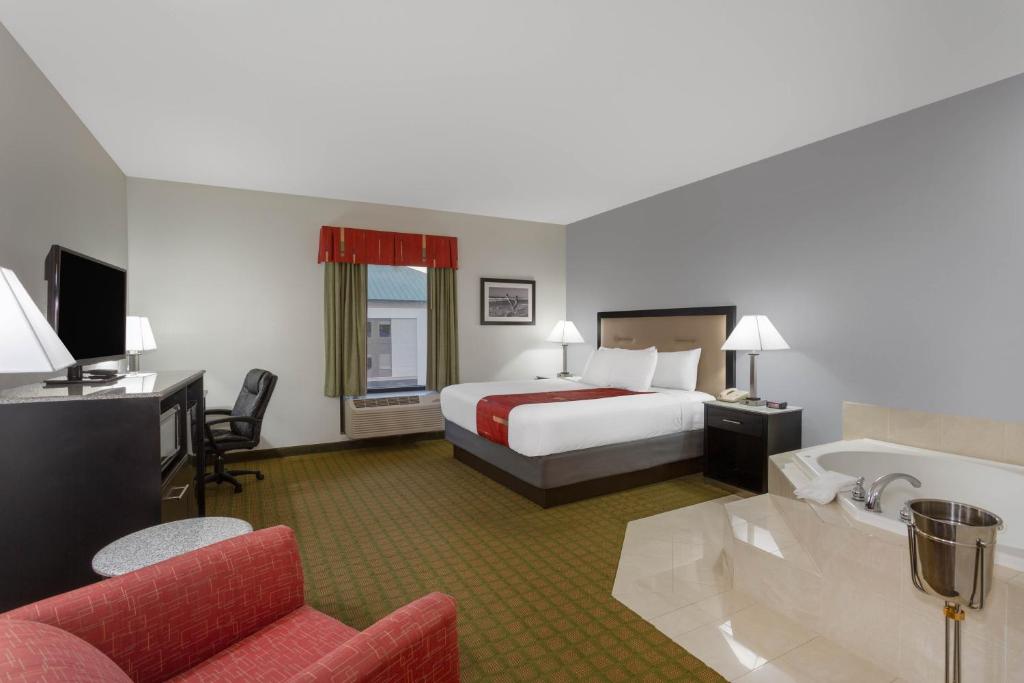 Days Inn & Suites by Wyndham Lakeland - image 3