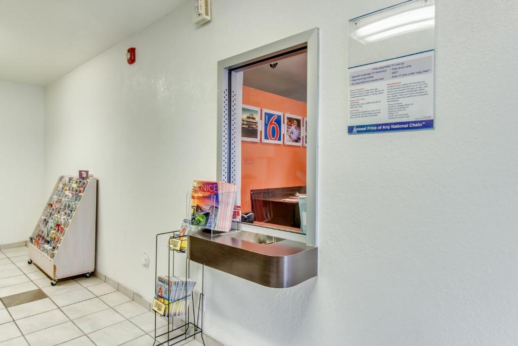 Motel 6-Venice FL - image 4