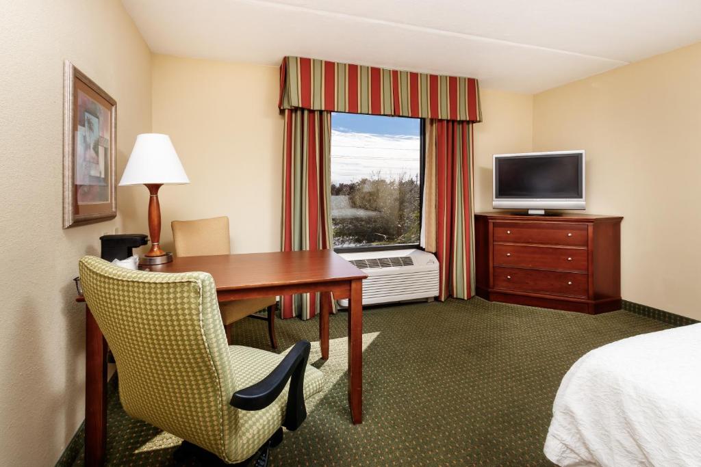 Hampton Inn & Suites Navarre - image 5